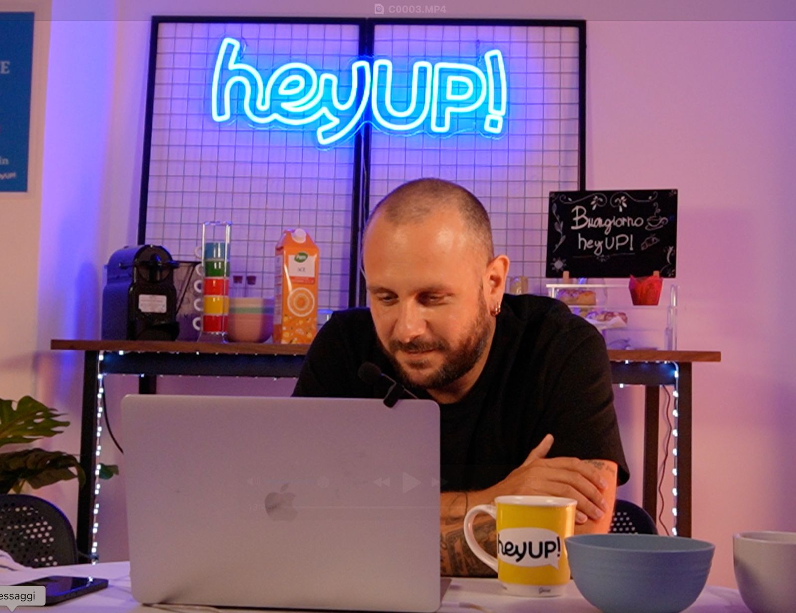 Buongiorno heyUP! — sessione in diretta con insegna al neon